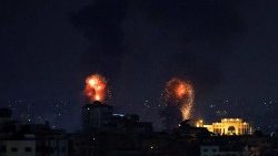 Esplosioni a Gaza dopo gli attacchi dell'esercito israeliano
