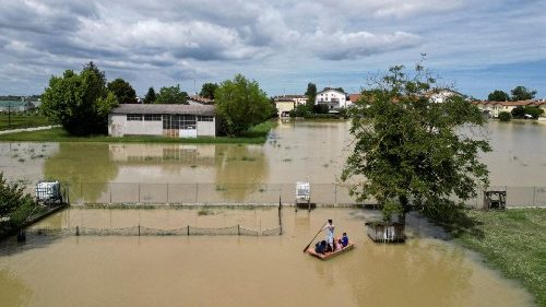 La proximité de François avec les victimes des inondations en Italie