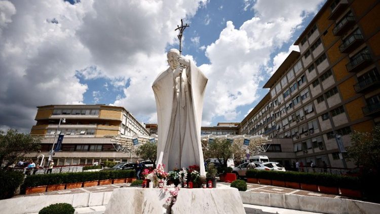 Papa Franciscoen el Hospital gemelli por controles médicos