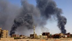 Nach einem Luftangriff im Norden von Khartum steigt Rauch über den Gebäuden auf
