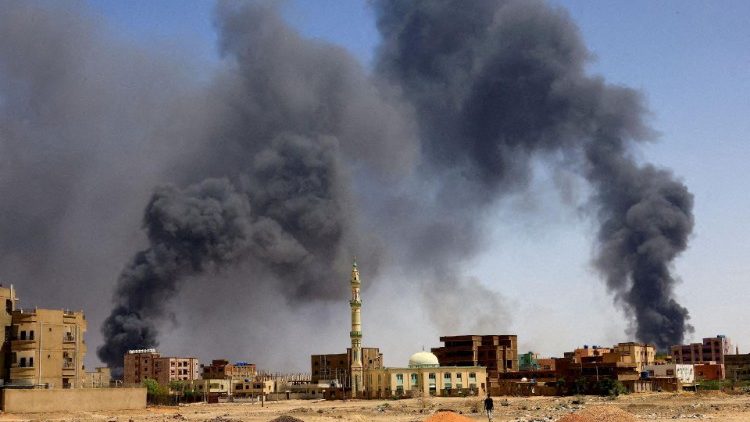 Nach einem Luftangriff im Norden von Khartum steigt Rauch über den Gebäuden auf