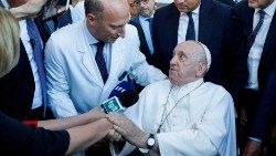 Papež Frančišek s kirurgom Sergiom Alfierijem ob odhodu iz bolnišnice Gemelli, kjer je bil operiran 7. junija 2023