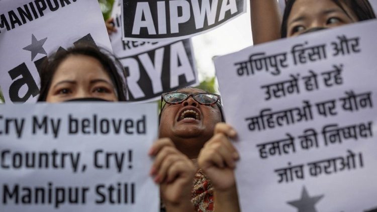 Manifestantes gritam slogans enquanto seguram cartazes durante um protesto contra a suposta agressão sexual de duas mulheres tribais no estado oriental de Manipur, em Nova Delhi, Índia, 21 de julho de 2023. REUTERS/Adnan Abidi