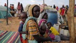 Une réfugiée soudanaise et ses enfants à Adré au Tchad, le 24 juillet. 