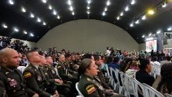 Poliziotti colombiani ascoltano i negoziatori di pace il giorno dell'inizio del cessate il fuoco, il tre agosto scorso