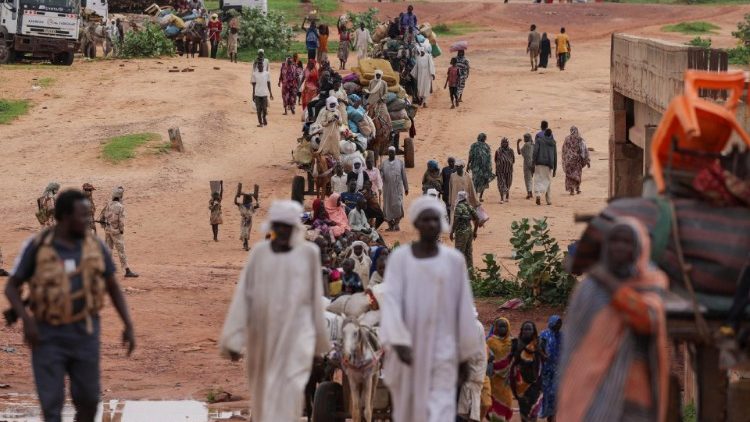 Sudaneses, que fugiram do conflito em Murnei, na região sudanesa de Darfur, cruzam a fronteira entre Sudão e Chade em Adre, Chade, 4 de agosto de 2023. REUTERS/Zohra Bensemra