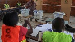 Stimmabgabe in einer Schule in Simbabwe (24.8.2023)