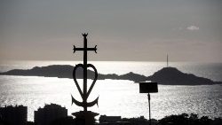 La Croix camarguaise aux pieds de la basilique Notre-Dame de la Garde, près de laquelle le Pape s'est recueilli pour les migrants et marins morts en mer, le 22 septembre 2023. 