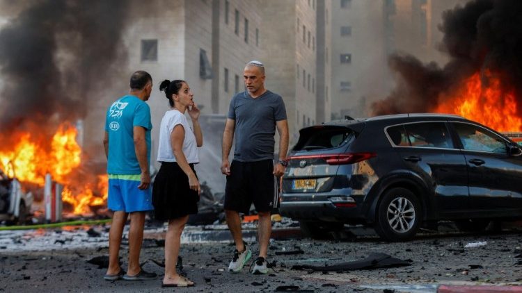 Una zona di Tel Aviv colpita da un razzo lanciato da Gaza (Reuters)