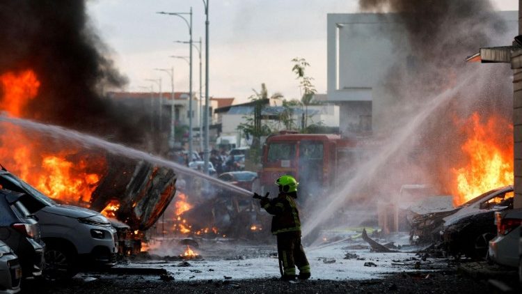 Pompiers et secouristes à pied d'œuvre après les tis de missiles depuis la bande de Gaza