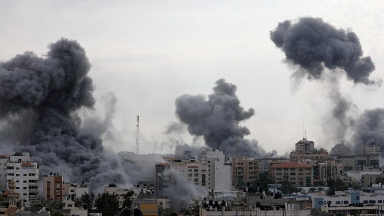 Dym nad Gazą po izraelskim ostrzale, 9 października 2023 r.