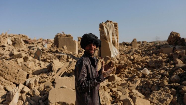 Un Afghan au milieu des ruines du village de Chahak.
