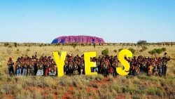 Des délégués aborigènes du Central Land Council appellent à voter "oui" au référendum près d'Uluru.