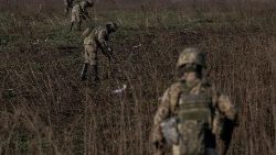 Soldados ucranianos inspeccionan la región de Kherson 