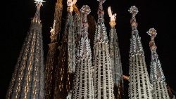 La Sagrada Familia ilumina por primera vez en Barcelona las cuatro torres de los Evangelistas.