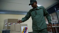 Un miembro de la Fuerza Armada Nacional Bolivariana de Venezuela deposita su voto en un simulacro electoral antes del referéndum del 3 de diciembre.