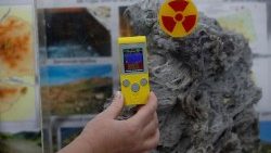 Ein Strahlendosimeter zeigt im Museum des Semipalatinsk-Testgeländes in Kurtschatow die Hintergrundstrahlung an