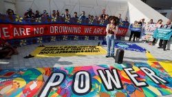 Walelasoetxeige Paiter Bandeira Surui, du Pacifique, durant une protestation à la COP28,  le 8 décembre 2023.