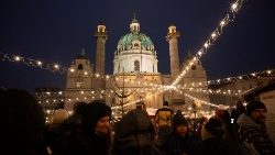 Menschen genießen den Besuch eines Weihnachtsmarktes in Wien