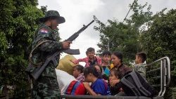 Rebellengruppen in Myanmar mit Flüchtlingen vor einem Luftschlag