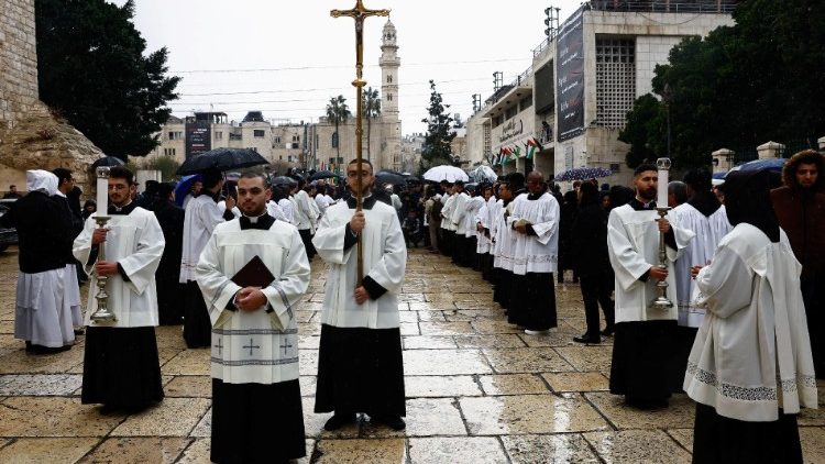 La processione nella Piazza delle Mangiatoia a Betlemme