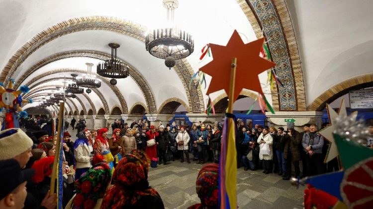Passageiros ouvem canções de natal dentro de uma estação de metrô enquanto os ucranianos comemoram seu primeiro Natal de acordo com um calendário ocidental, em meio ao ataque da Rússia à Ucrânia, em Kiev, Ucrânia, 25 de dezembro de 2023. REUTERS/Valentyn Ogirenko