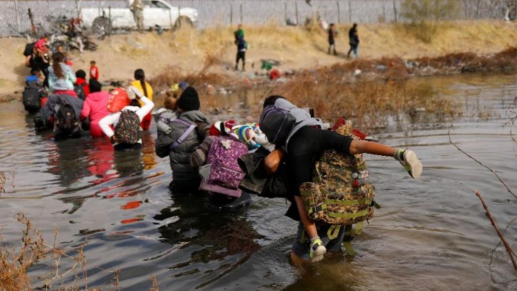 Migrantes cruzan el Rios Bravo de México a Estados Unidos
