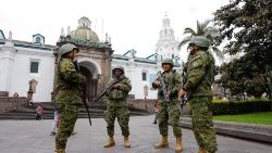 Miembros de la policía y militares vigilan los alrededores de la cárcel de El Inca, en Quito