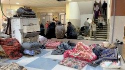 Palestinos delocadas refugiando-se no hospital Nasser em Khan Younis