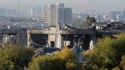 Vue d'un bâtiment endommagé par des tirs de missiles à Erbil. 
