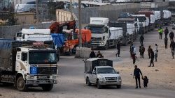 Camion con aiuti umanitari al valico di Rafah