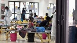 Des patients recevant un traitement contre le choléra au stade de Lusaka, le 18 janvier.