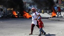 Brenndende Straßenbarrikaden in Port-au-Prince - die Gewalt zwingt viele Familien in die Flucht