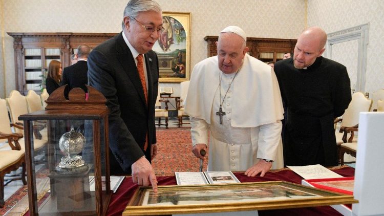 Le président kazakh Kassym-Jomart Tokaïev échange des cadeaux diplomatiques avec le Pape François. 