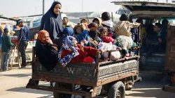 Palestinos que fogem de Khan Younis, devido à operação terrestre israelense, chegam a Rafah (Reuters)