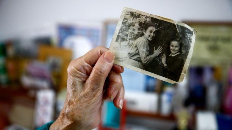 Ester Liber, Holocaustüberlebende, zeigt ein Foto von ihr und hrer Schwester