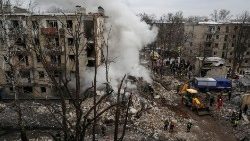 Efekty rosyjskiego ostrzału na rezydencję mieszkalną w Charkowie