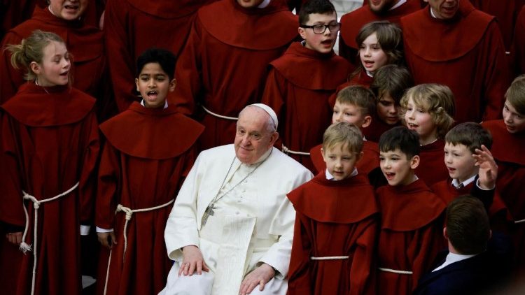 Papst Franziskus begrüßt einen Kinderchor bei der Generalaudienz