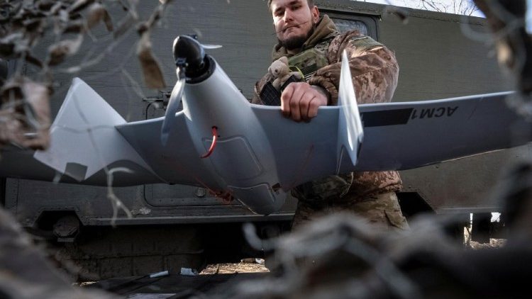 Un militaire ukrainien prépare un drone de reconnaissance Furiia avant de survoler les positions des troupes russes près de la ville de Bakhmut, sur la ligne de front.