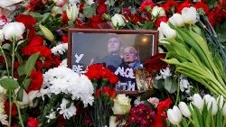 Blumen am Grab des Oppositionsvertreters Alexej Navalny