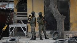Soldados haitianos patrulham as ruas de Porto Príncipe 