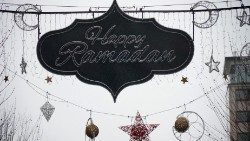Einen glücklichen Ramadan wünscht ein Schild über der Frankfurter 'Fressgass' - es hat für eine Debatte gesorgt