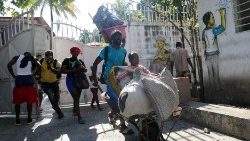 Son miles los deplazados por la violencia en Puerto Príncipe 