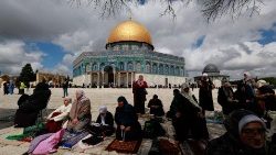 Muslimische Gläubige versammeln sich vor Beginn des ersten Freitagsgebets im Ramadan in der Jerusalemer Altstadt