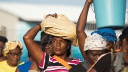 Pobladores haitianos transportan productos de la frontera entre República Dominicana y Haití.