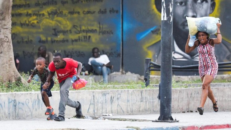 Persone in fuga durante una sparatoria vicino al Palazzo nazionale di Port-au-Prince