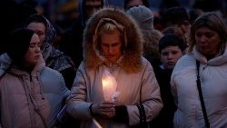 Cidadãos em oração em frente ao Crocus City Hall, de Moscou, onde aconteceu o atentado