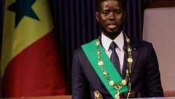 Der neu gewählte senegalesische Präsident Bassirou Diomaye Faye legt während der Amtseinführungszeremonie in Dakar den Amtseid als Präsident ab