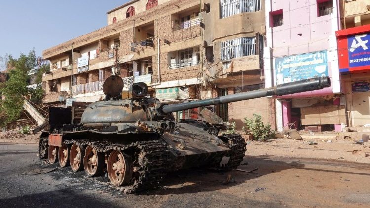 Un tank détruit dans les rues d'Omdurman témoigne de la violence des affrontements. 