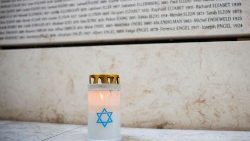 Eine Kerze mit Davidstern bei der Pariser Schoah-Gedenkstätte
